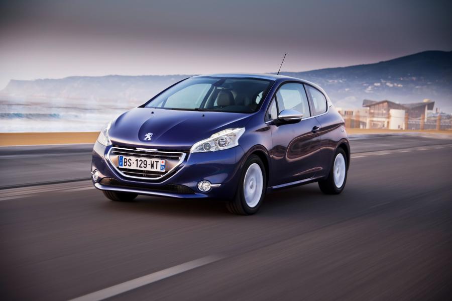  Peugeot 208 3-Door 2013 года  (фото 7 из 31)